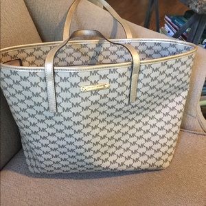 (2119). Michael Kors Tote Bag
